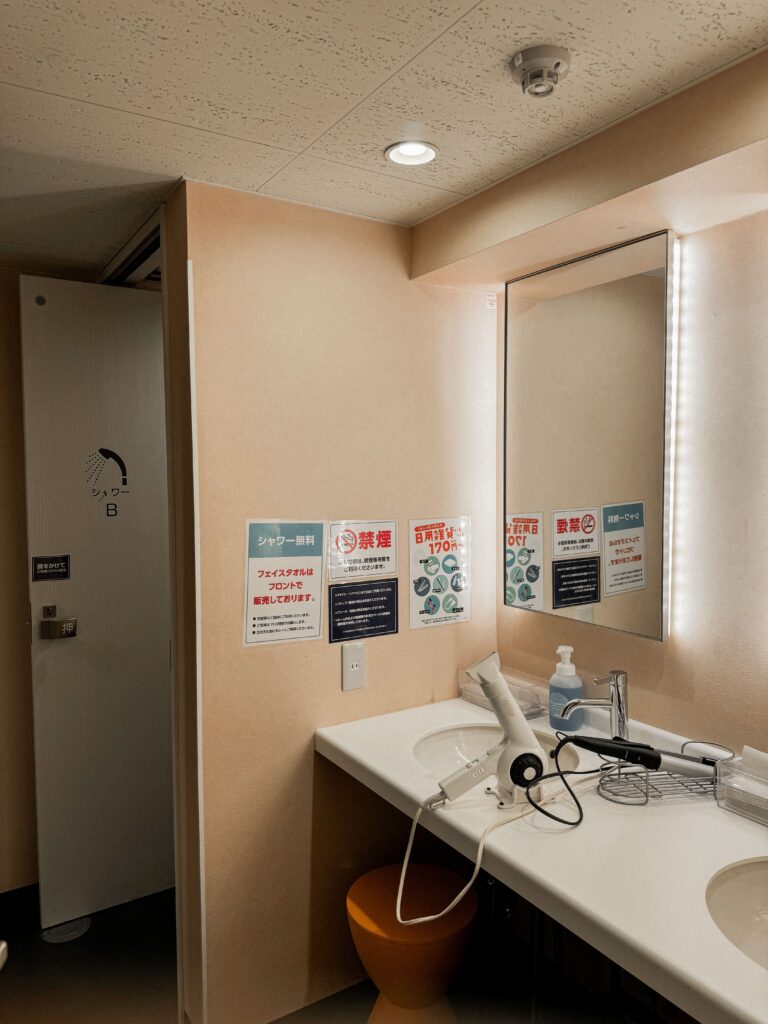 shower amenities at internet cafe in Japan
