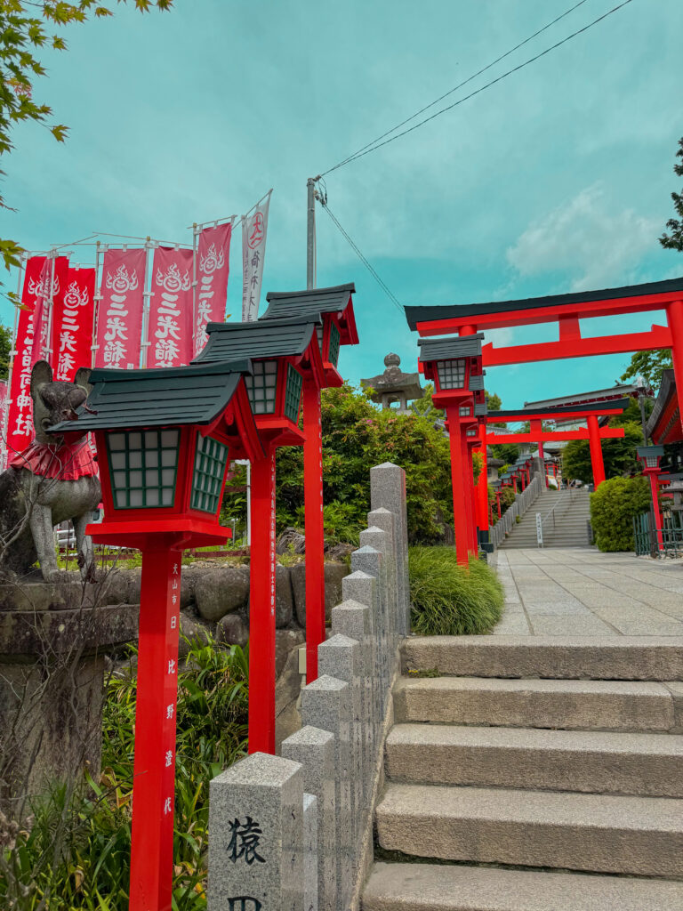 sanko inari Shrine 三個稲荷神社 Japan travzel