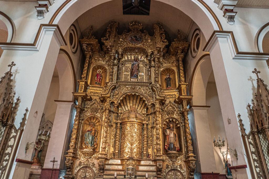 Iglesia de San José (Golden Altar): The intricate gold-leaf Altar de Oro inside the historic San Jose Church in Panama City.